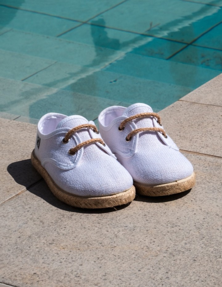 Zapatillas con cordones en color blanco con suela de yute