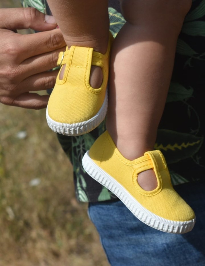 Sandalias lona con cierre de corchete color amarillo