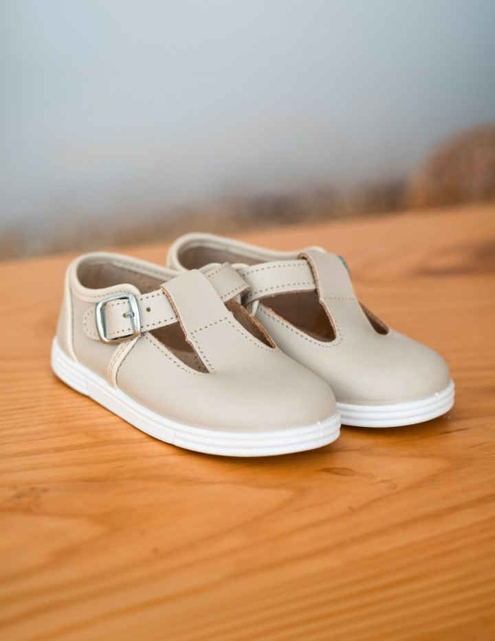 Sandalias piel con cierre de hebilla color beige