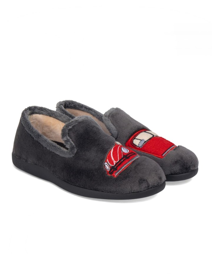 Zapatillas de casa cerradas color gris con coche rojo estampado