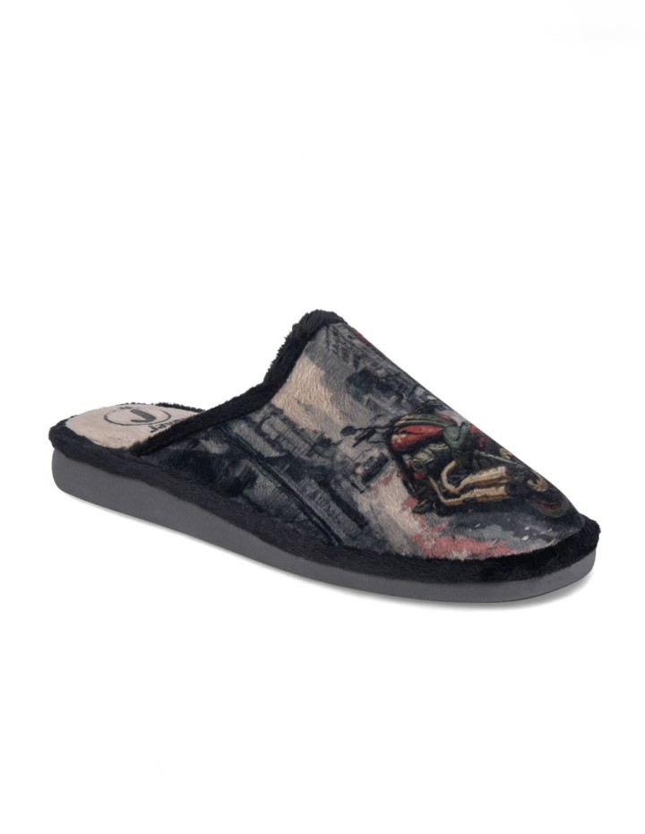 Zapatillas de casa abiertas color taupe con borde negro y estampado moto