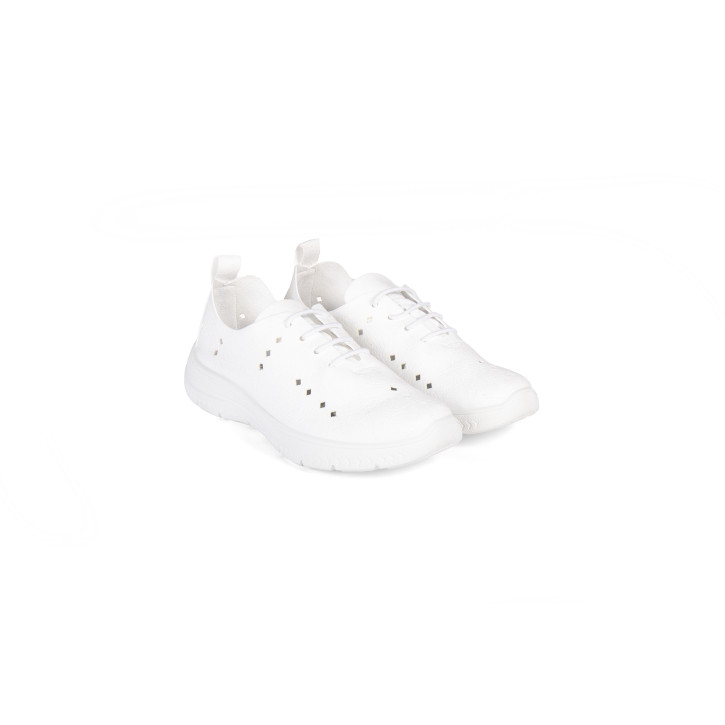 Zapatillas color blanco con cordones