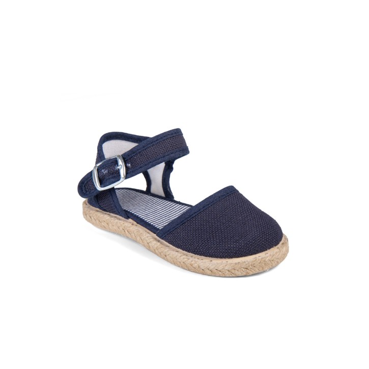 Sandalias color marino con cierre de hebilla